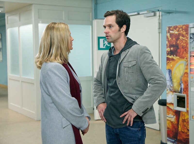 IN ALLER FREUNDSCHAFT FOLGE 640 , „Anschuldigungen“. Kim Lorenz ist vom Dach ihrer Schule gestürzt. Von Kims Lehrer Pascal Waller (Matthias Schloo) möchte ihre besorgte Mutter Erika (Simone Ascher) wissen, was passiert ist. Doch Herr Waller kann ihr nicht weiterhelfen. – Bild: MDR/​Wernicke