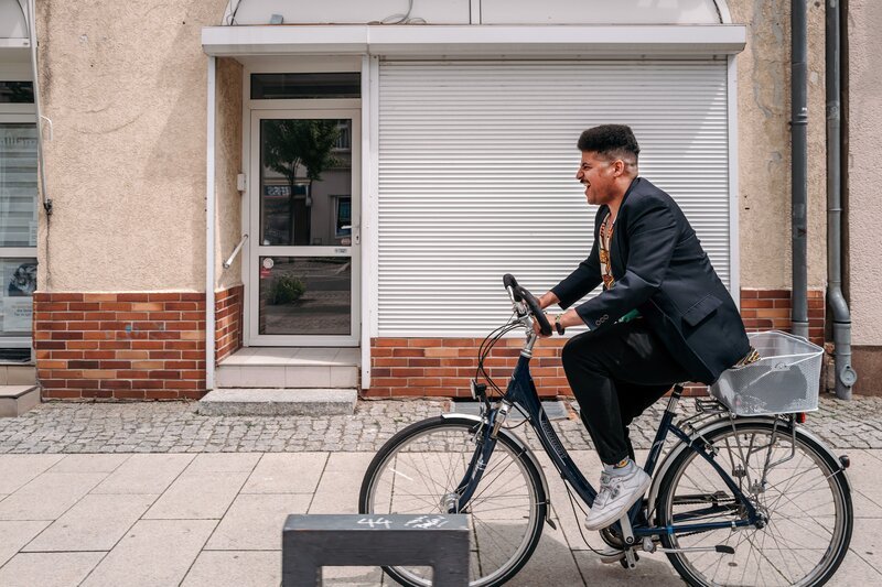 Nachdem Dennis (33) einige Jahre in Westdeutschland verbrachte, zog er bewusst wieder zurück in den östlichen Teil Deutschlands nach Leipzig. – Bild: ZDF und Jens Gyarmaty