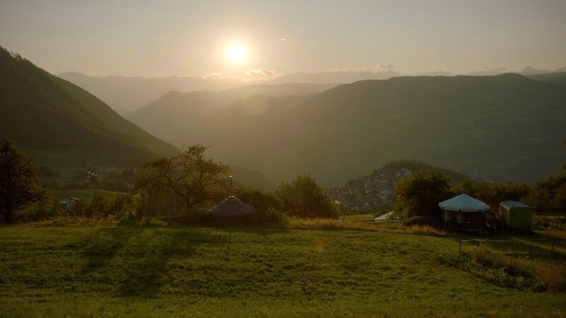 die Jurten von Elmar „Hube“ Schroffenegger und Irene Opela bei Sonnenuntergang, Steinegg, Südtirol – Bild: ServusTV /​ Querschuss Film
