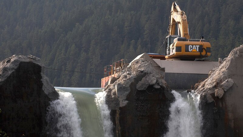 Der in den 1920er Jahren in den USA zur Energiegewinnung erbaute Elwha Damm arbeitete nicht mehr effektiv – und wurde abgerissen. Wie verhält sich ein Fluss ohne Dämme? Wird es nun zu Überschwemmungskatastrophen kommen, oder ist es eine neue Chance für das Zusammenleben von Mensch und Wasser? – Bild: ZDF und John Gussman