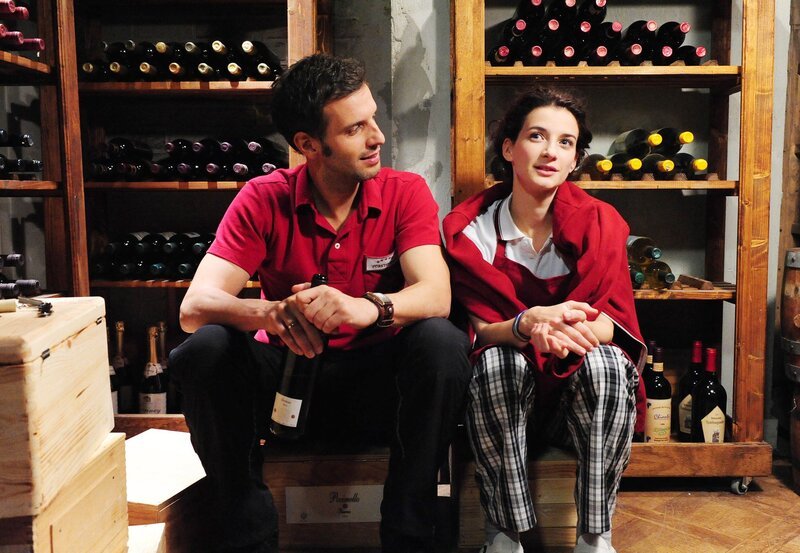 Auf der Flucht vor Kommissar Meyser werden Nils (Florian Stadler, l.) und Elena (Lili Gesler, r.) im Weinkeller eingesperrt. – Bild: ARD/​Ann Paur