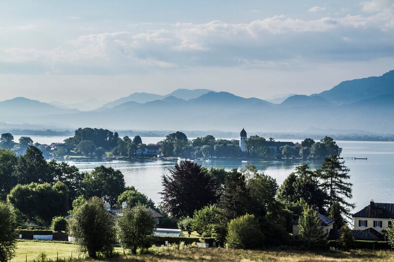 Blick ueber den Chiemsee auf die Fraueninsel – Bild: ServusTV /​ Chiemsee Tourismus e.V.