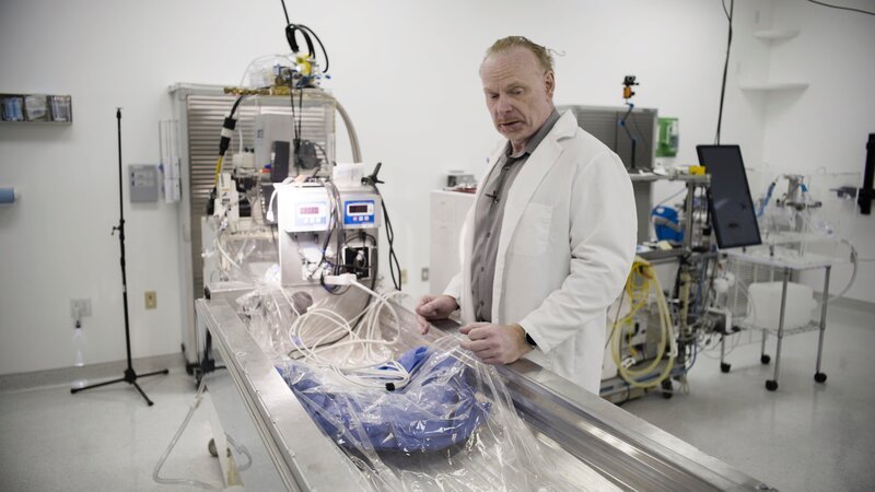 Die Konservierung der Verstorbenen findet direkt im Haus statt. Die Patienten werden auf -196 Grad Celsius heruntergekühlt und mit einer Art „Frostschutzmittel“ präpariert, damit die Zellen nicht beschädigt werden. – Bild: Uri Schwartz /​ ZDF