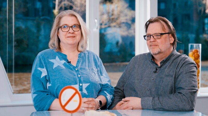 Wollen gesünder essen, wissen aber nicht wie: Der Herzinfarkt von Gernot K. war ein Warnschuss, nun wollen er und seine Frau Nicole ihr Leben nachhaltig umkrempeln. – Bild: NDR/​Moritz Schwarz