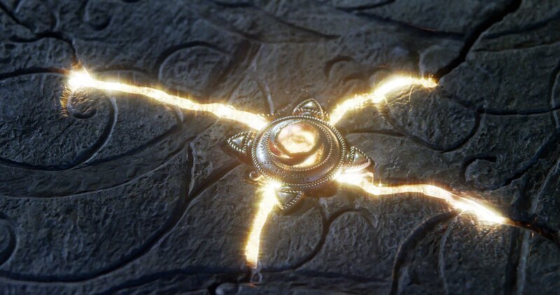 Das Medaillon passt genau in die Mitte der vier Steinplatten: die Schatzkarte ist komplett! – Bild: NDR/​NordicStories