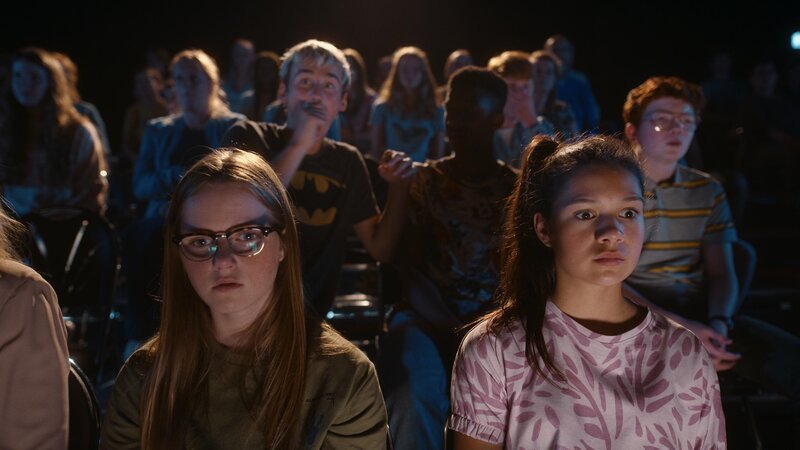 Floor (Bobbi Mulder) und Margeet (Romy Voll) sehen Kees als Romeo. – Bild: NDR/​NL Film