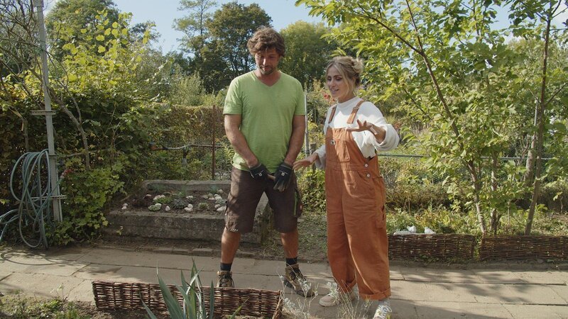 Flo und Sarah diskutieren über ästhetische Details. – Bild: RTL /​ smac media