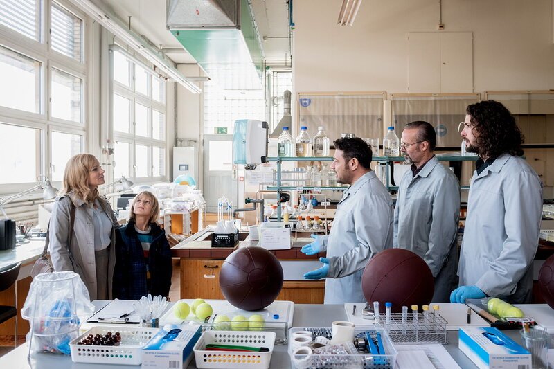 Seitentriebe
SRF Serie
Staffel 2
Folge 5
2019
Gibt Benny beim Papa ab
Wanda Wylowa (Monika), (Benny) Lars Kenay Meier, Leonardo Nigro (Heinz), Peter Jecklin (Toni), Nicola Mastroberardino (Gianni),
Güzin Kar
Langfilm
SRF/​Samuel Schalch – Bild: SF2