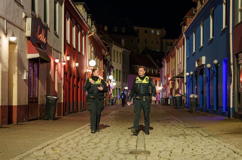 Mehr als 350 Prostituierte arbeiten in Braunschweig – die meisten hier in der Bruchstraße. Michelle Mau und Kenneth Luft vom Polizeikommissariat Braunschweig Mitte sind hier regelmäßig auf Streife. – Bild: NDR/Mike Rieth/Junifilm Mehr als 350 Prostituierte arbeiten in Braunschweig – die meisten hier in der Bruchstraße. Michelle Mau und Kenneth Luft vom Polizeikommissariat Braunschweig Mitte sind hier regelmäßig auf Streife. – Bild: NDR/Mike Rieth/Junifilm