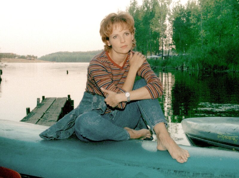 Kathrin Globisch (Andrea K. Loewig) am See. – Bild: MDR