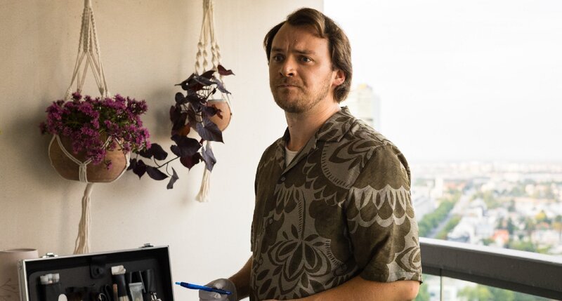 Mene Biobakus Wohnung wird von Spurensicherer Julius Rubatsch (Max Fischnaller) auf Einbruchsspuren untersucht. – Bild: ZDF und Luca Breuer