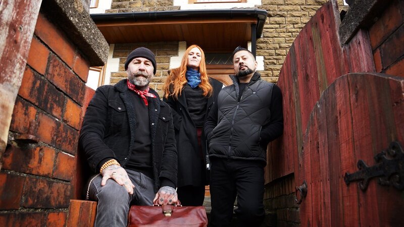L-R: Ian Lawman, Jayne Harris und Barri Ghai – Bild: Warner Bros. Discovery