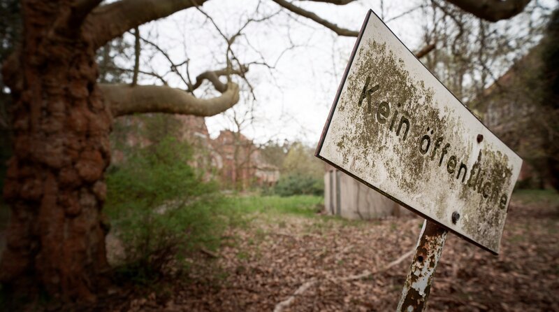 Lost Places – das sind verlassene und verfallene Ort, an denen die Zeit stillzustehen scheint. Meist sind sie verborgen hinter hohen Zäunen und verbarrikadiert. Der Film erkundet ihre Geheimnisse und unbekannte Geschichten. Er führt uns zu drei der spektakulärsten und geheimnisvollsten Klinikruinen in Berlin und Brandenburg. – Symbolbild. – Bild: rbb/​Noahfilm