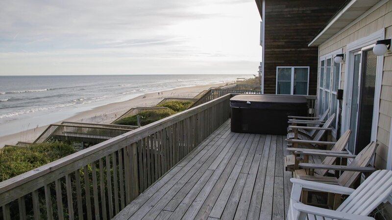 Although Derek and Jennifer wish the Sunny View House had more covered outdoor space, they love the Atlantic Ocean views, as seen on HGTV’s Beach Hunters. – Bild: 2018, Scripps Networks, LLC. All Rights Reserved.