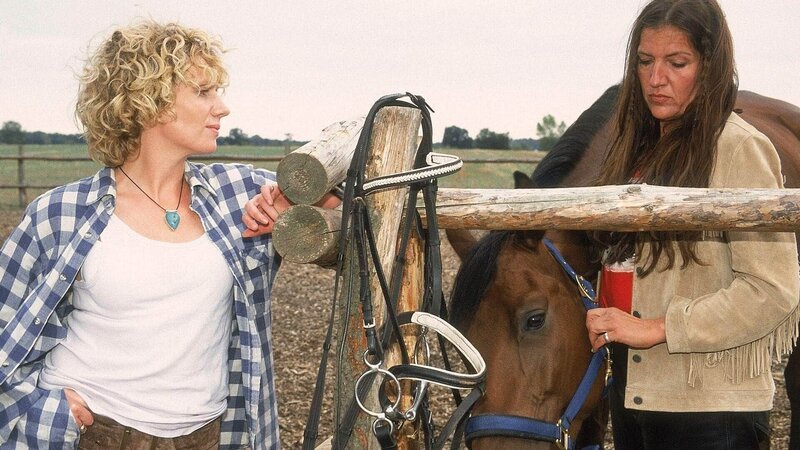 Nachdem ihr Flirt mit Ines (Anna Holmes, li.) ein jähes Ende gefunden hat, versucht sich Walter (Katy Karrenbauer) mit einem Ausritt abzuregen. – Bild: MG RTL D