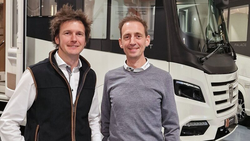 Jenny Powell (2.v.l.) and her fiancé Martin (l.) – Bild: Banijay Rights Limited