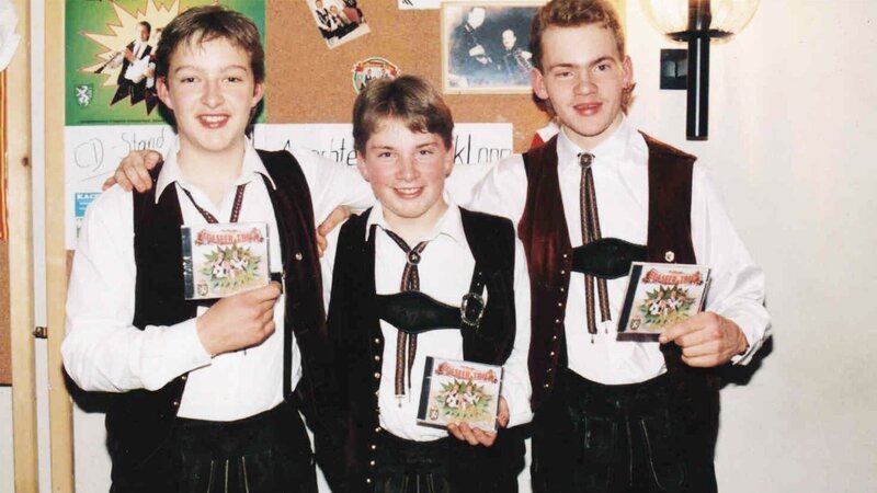 30 Jahre Edlseer – Die Musikdokumentation zeichnet den erfolgreichen Weg der jüngsten Musikgruppe Österreichs, die jemals mit Platin ausgezeichnet wurde – von den Anfängen bis heute – nach. Die drei Musiker erinnern sich und erzähen ihre Geschichte selbst, aber auch viele prominente Gäste, Musikerkollegen und Wegbegleiter kommen zu Wort oder spielen gemeinsam mit den Jubilären ihre Duett-Hits. Ein Film von Helmut Gürtl. – Im Bild: „Die Edlseer“ in ihren Anfangsjahren (damals „Edlseer Trio“). Foto: ORF/​Die Edlseer. Veröffentlichung honorarfrei nur für redaktionelle Berichterstattung in Sendungszusammenhang und mit Copyrightangabe. Kontakt: foto@orf.at – Bild: ORF/​Die Edlseer