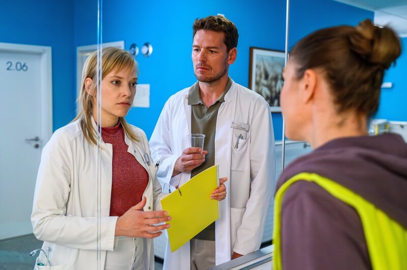 Dr. Kim Brand (Judith Neumann, l.), Dr. Julius Walden (Constantin Lücke, M.) und Elisabeth „Betty“ Hertz (Henrike Hahn, r.) – Bild: ZDF und Willi Weber