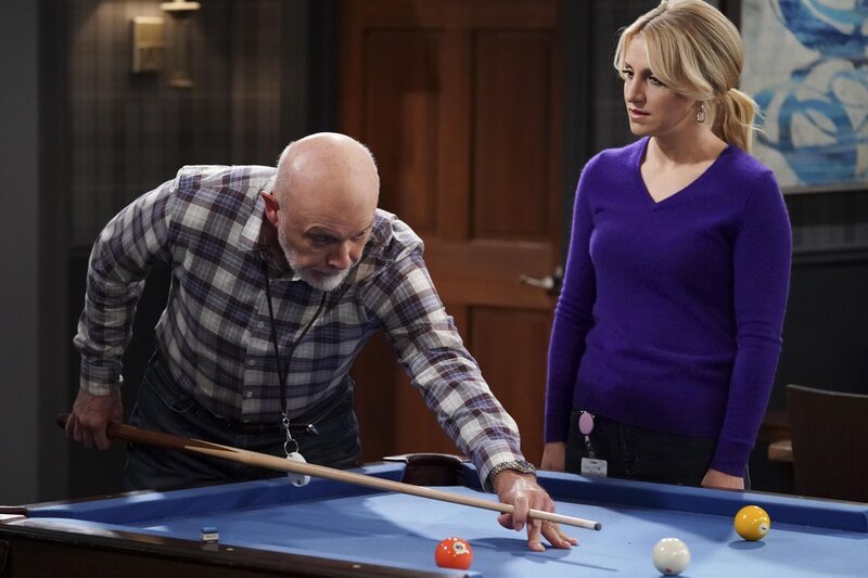 Harry (Hector Elizondo, l.); Gina Dabrowski (Annaleigh Ashford, r.) – Bild: Warner Bros Entertainment Inc. /​ Michael Yarish