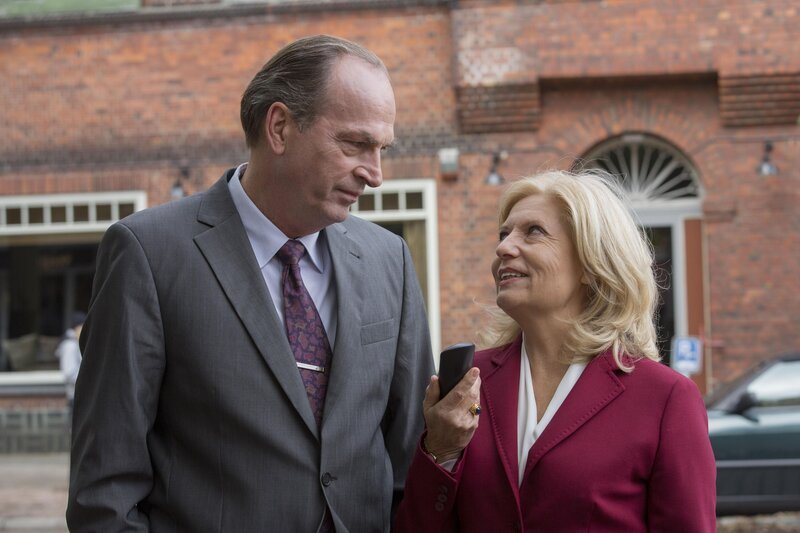 Markus Gellert (Herbert Knaup, l.); Isabel von Brede (Sabine Postel, r.) – Bild: Sat.1 emotions