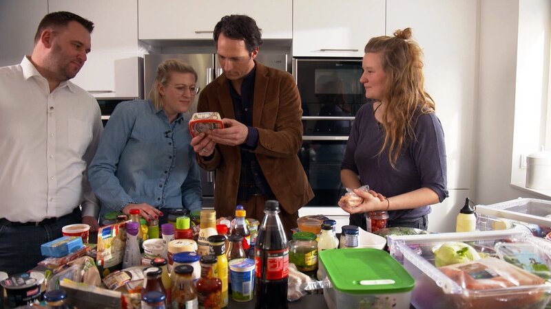 „Die Tricks der Zuckerindustrie“, Hoher Zuckerkonsum gilt als Hauptursache für Krankheiten wie Diabetes, Herz-Kreislauf-Störungen und Stoffwechselkrankheiten. Außerdem kann Zucker ziemlich schnell dick machen. Die meisten Verbraucher wissen das, doch kaum jemand ändert seine Essgewohnheiten. Zu verführerisch ist der Griff nach einem Stück Weingummi, einer Eiswaffel oder einem Glas Limonade. Doch nicht nur im Süßigkeiten-Regal findet man zuckerhaltige Snacks. Mittlerweile steckt der Stoff auch in herzhaften oder vermeintlich gesunden Produkten. Das führt dazu, dass jeder und jede von uns im Schnitt 90 Gramm Zucker pro Tag konsumiert. Dieser Wert liegt weit über der von der WHO empfohlenen Obergrenze von maximal 50 Gramm. Hinter dem Angebot an zuckerhaltigen Lebensmitteln steckt eine milliardenschwere Industrie. Markt Moderator Jo Hiller und sein Team decken gemeinsam mit Insidern und Experten die Schattenseiten und Tricks der Zuckerbranche auf. – Bild: ORF/​Studio Hamburg