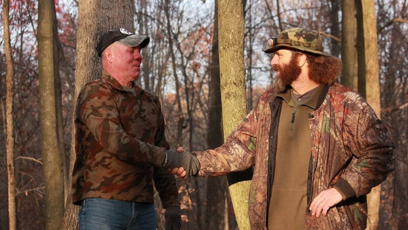 Wild Bill and Willy shaking hands after a good trap build. – Bild: Brett Chatelain /​ Destination America /​ Discovery Communications