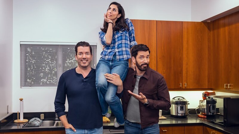 Sarah Silverman, alongside Drew and Jonathan Scott, as they demo the kitchen for Sarah’s BFF & manager, as seen on Celebrity IOU. – Bild: Warner Bros. Discovery, Inc. or its subsidiaries and affiliates. /​ DENNYS ILIC