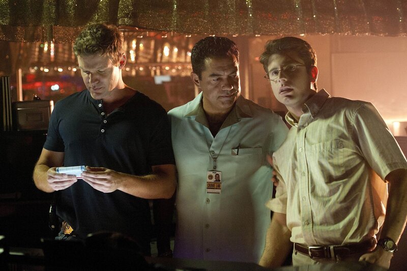 Jim (Matt Passmore, l.), Carlos (Carlos Gomez, M.) und Daniel (Jordan Wall) untersuchen das Striplokal, in dem Dr. Toussaint an einer Überdosis Schmerzmittel starb. – Bild: TVNOW /​ Süchtig nach Liebe
