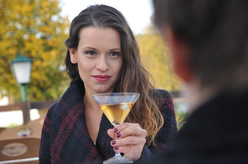 Claire Bonin verdreht Paul den Kopf. – Bild: ARD Degeto/​Hardy Spitz