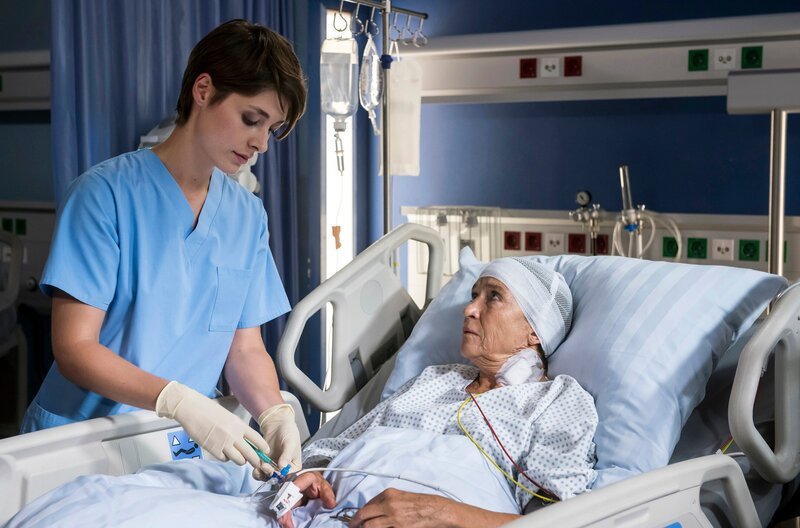 Theresa (Katharina Nesytowa, l.); Lene Alvart (Tatja Seibt, r.) – Bild: ARD/​Jens Ulrich Koch