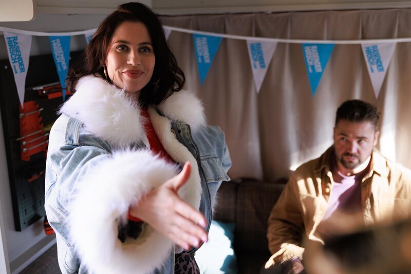 Sina (Valea Scalabrino) ist erleichtert, als Micaela ihr die „Mandy“ abkauft. Rechts Bambi (Ben Heinrich). – Bild: RTL /​ Sebastian Meyer