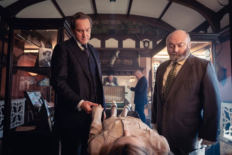 Adam Dalgliesh (l., Bertie Carvel) und Miles Kynaston (r., David Pearson). – Bild: WDR/​Dalg2 Productions Ltd/​Rob Durston