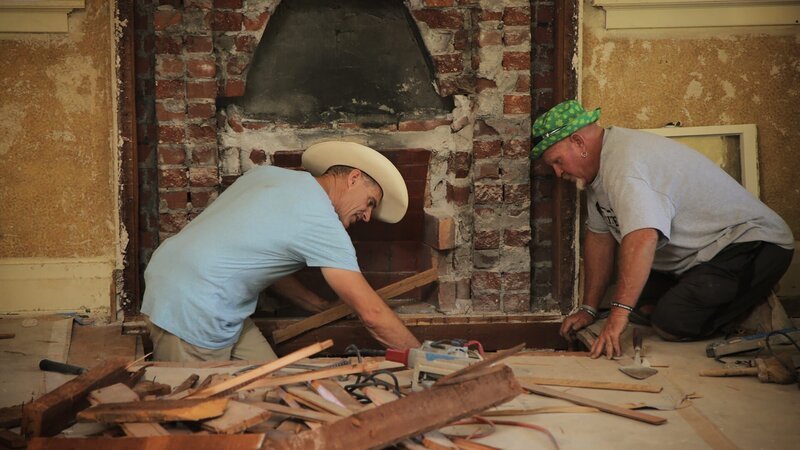 Brett Waterman (l.) – Bild: Warner Bros. Discovery