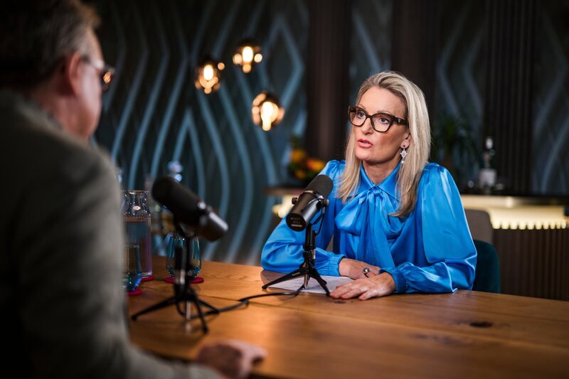 Monika Gruber und Helmut Schleich während ServusTVs „Die Gruaberin – Vodcast“ in Salzburg, Österreich am 7. November 2025. – Bild: ServusTV /​ Sebastian Marko