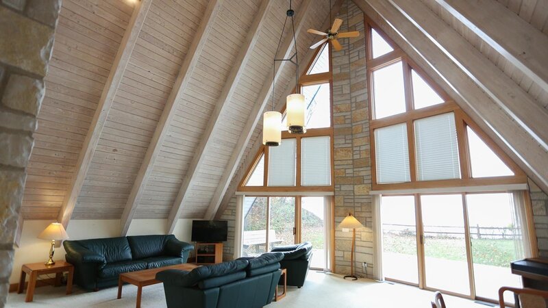 The great room in the Manitou Trail House has floor-to-ceiling windows to make the most of the Lake Michigan views, as seen on HGTV’s Beach Hunters. – Bild: WSP 6D DS1 /​ © 2018, Scripps Networks, LLC. All Rights Reserved.