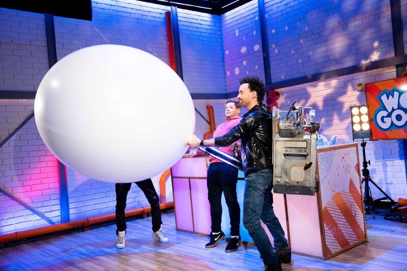 Heute kommen die Ehrlich Brothers als Gäste ins Studio und suchen die Nachwuchszauberinnen und -zauberer des Jahres. Das ist Woozle Chance der weltbeste Zauberer zu werden! Gemeinsam mit Simón bildet er ein Zauber-Duo. – Bild: SUPER RTL/​Annette Etges