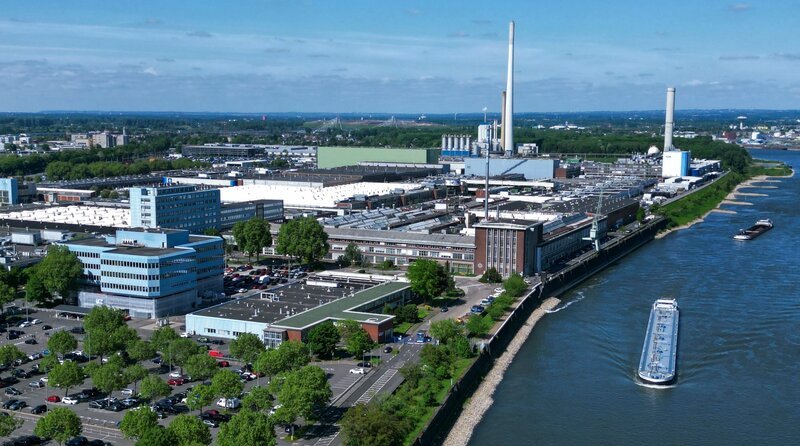 Wie kaum ein anderes Unternehmen hat Ford die Stadt Köln geprägt. Seit Eröffnung des Ford-Werkes in Köln-Niehl 1931 sind Stadt und Werk untrennbar miteinander verbunden. Die neue WDR Dokumentation zeigt in eindrucksvollen Bildern und Geschichten, wie aus einer amerikanischen Automobilidee ein Herzstück der deutschen Industriegeschichte wurde. – Die Ford-Werke in Köln-Niehl – Bild: WDR/​Karsten Schöne