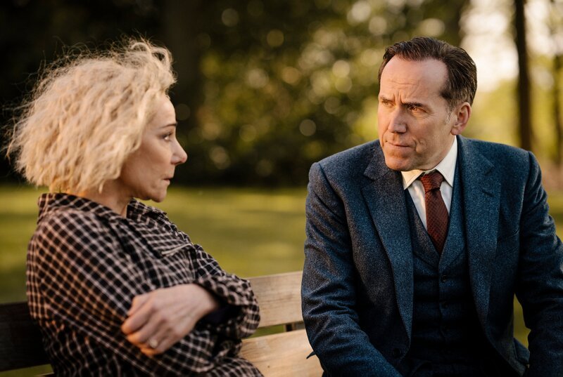 Zelda Radclyffe (Zoë Wanamaker, li.) und Professor Jasper Tempest (Ben Miller, re.) – Bild: WDR/​Toon Aerts