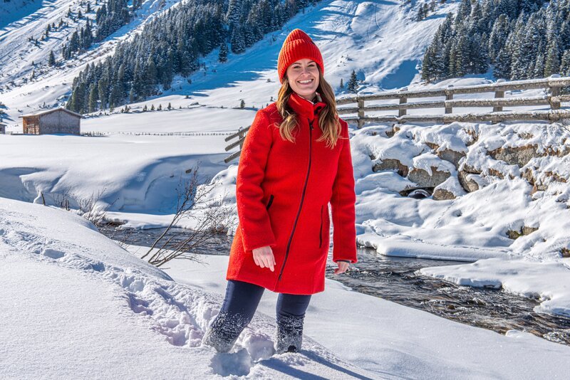 Conny Bürgler im Schnee während der Dreharbeiten zu ServusTVs „Heimatleuchten – Zum Ursprung der Salzach mit Conny Bürgler“ Krimmler Achental, Pinzgau, Salzburg, Österreich am 20. Jänner 2020. – Bild: ServusTV /​ Max Steinbauer /​ www.redbullmediahouse.com
