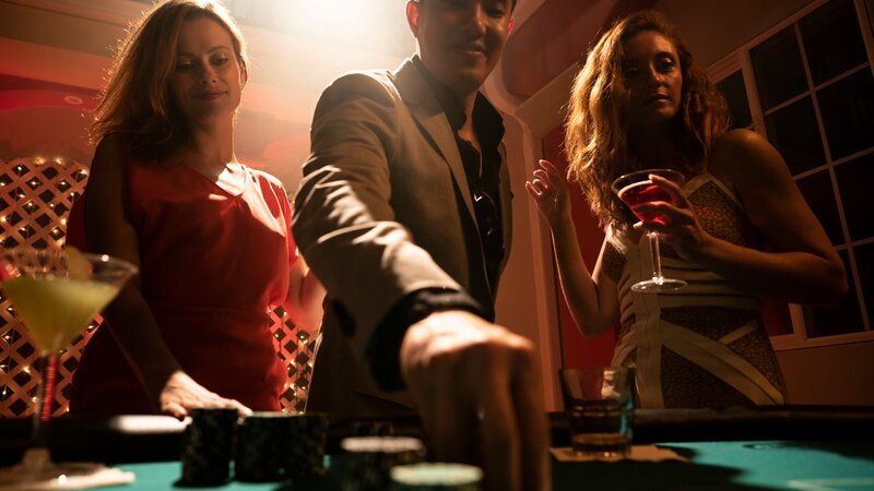 Ed Shin with two women gambling at a casino. – Bild: Discovery Communications, LLC