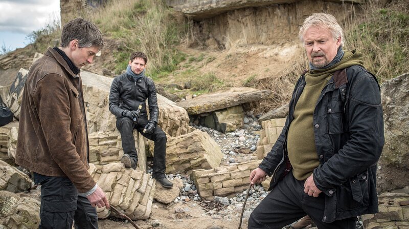 Henning Blom (Rasmus Dahlstedt, li.), Nils Ek (August Wittgenstein, Mitte) und Ole Mantell (Dennis Storhoi, re.) planen zusammen ihren Coup. – Bild: NDR/​Degeto/​Gordon Timpen