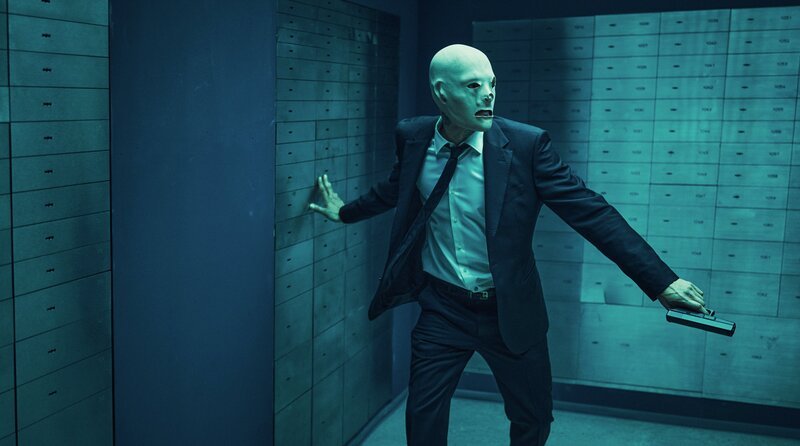 Mit Maske über dem Kopf gelangt Pepsi (Stipe Erceg) in den Tresorraum der Bank – Bild: ARD Degeto/​Marco Fischer