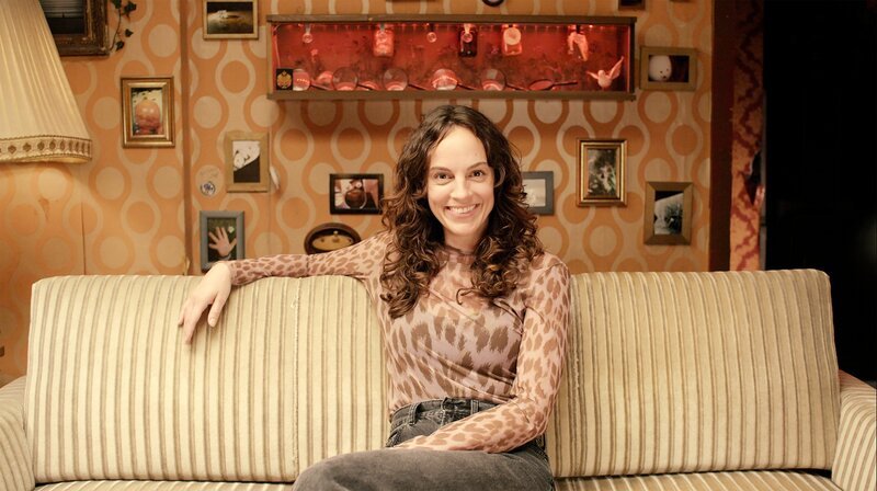 Gianna Bacio ist ausgebildete Sexualpädagogin und Sexualberaterin und begleitet als Expertin das Blind Date der sechs Protagonisten und Protagonistinnen der Gen Z. – Bild: Christine Schroeder /​ ZDF