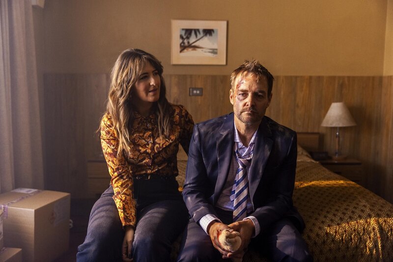 Vicki (D’Arcy Carden, l.); Martin (Will Forte, r.). – Bild: Jungle Entertainment Pty Ltd /​ Stan Entertainment Pty Ltd /​ Screen Australia /​ Lisa Tomasetti