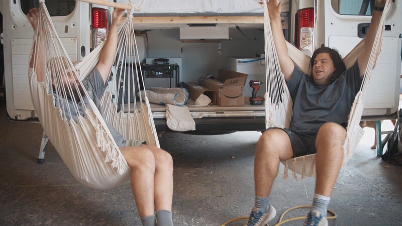 Brett Lewis (l.) – Bild: Warner Bros. Discovery