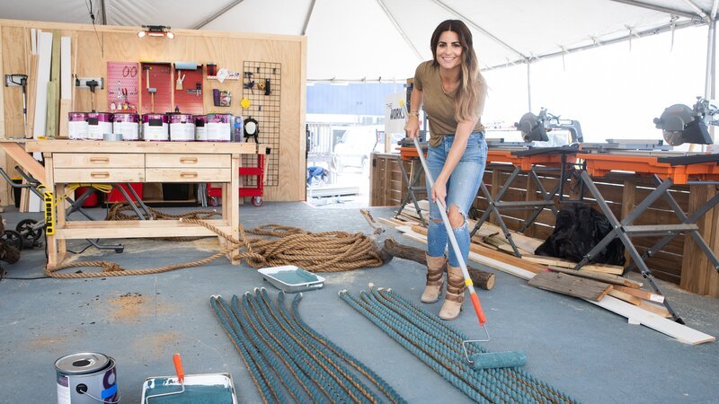 As seen on HGTV’s Battle on the Beach, Alison Victoria paints rope in the workshop to create a unique art piece for the living room. – Bild: Jessica McGowan/​Getty Images