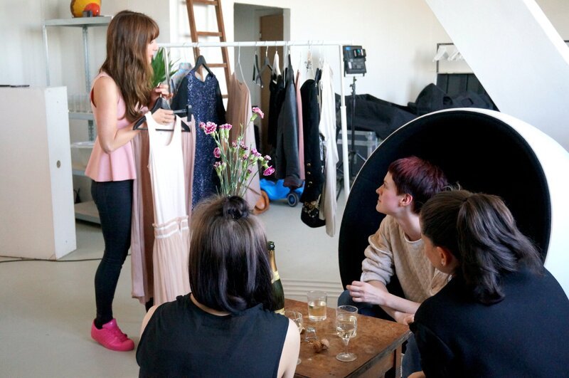 „Unsere zweite Haut“ geht in dieser Folge auf die Suche nach Identität und Individualität im Überangebot der Modeindustrie. Im Bild: im Showroom. – Bild: BR/​INTER/​AKTION