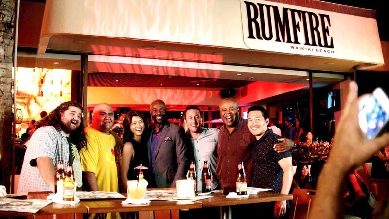 Ein ganz besonderer Moment: (v.l.n.r.) Jerry (Jorge Garcia), Kamekona (Taylor Wily), Kono (Grace Park), Jerry Rice (Jerry Rice), Steve (Alex O’Loughlin), Grover (Chi McBride) und Chin (Daniel Dae Kim) … – Bild: 2015 CBS Broadcasting, Inc. All Rights Reserved Lizenzbild frei