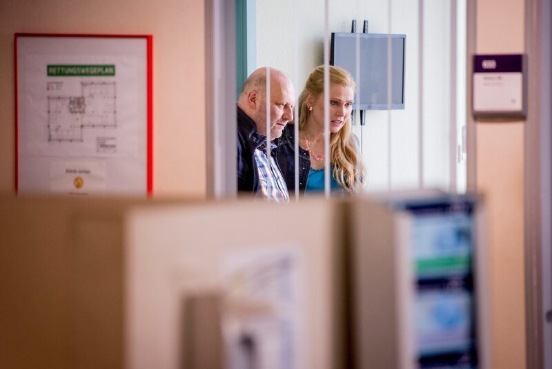 Rubens Eltern (Matthias van den Berg und Silke Natho) bekommen von ihrem Sohn eine Information, die besonders dem Vater sehr nahe geht. – Bild: RTL Passion