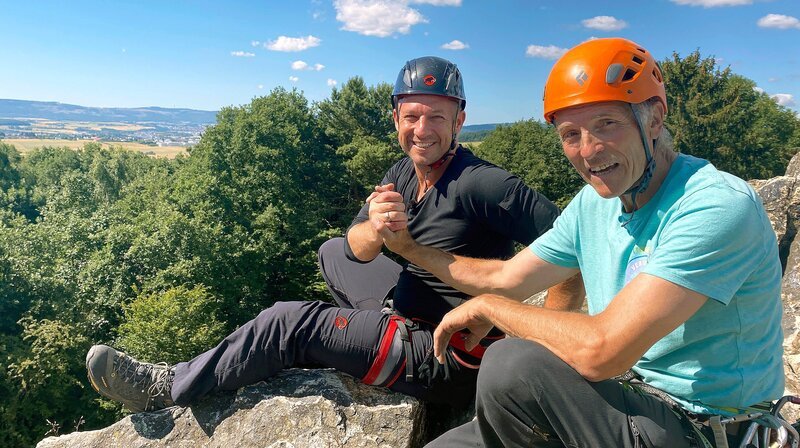 Tobias Kämmerer mit Kletterer Georg (re.) vom Deutscher Alpenverein Frankfurt, an den Eschbacher Klippen. – Bild: HR/​Lukas Lowack
